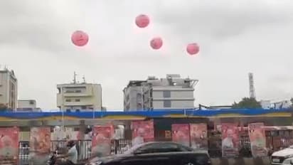 ಕೇಸರಿ ಕಲರವಕ್ಕೆ ಕೆರಳಿದ ತೆಲಂಗಾಣ TRS, ಮೋದಿ ಕಾರ್ಯಕ್ರಮದ ಹೊರಭಾಗದಲ್ಲಿ ಜೈ ಕೆಸಿಆರ್ ಬಲೂನ್!