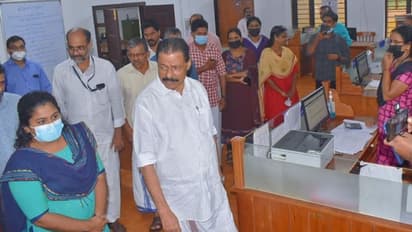 അവധി ദിനത്തിലും പണിയെടുത്ത് ഉദ്യോഗസ്ഥർ,  അഭിനന്ദനമറിയിക്കാൻ മന്ത്രി ഓഫീസിൽ എത്തി 