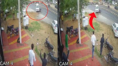 हैरान करने वाला Video, अचानक पलटते हुए आई कार, बाइक सवारों पर गिरी, देखें मौत का CCTV