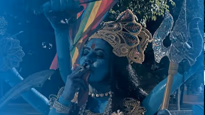 'Kaali' के मुंह में सिगरेट, हाथ में दिखाया LGBT का झंडा, भड़के लोग बोले- क्या सरकार सब्र का इम्तिहान ले रही?