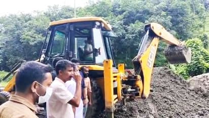 കുടിവെള്ളസ്രോതസിൽ മാലിന്യം തള്ളി, അവധി ദിനത്തിലും കുതിച്ചെത്തി നടപടിയെടുത്ത് തഹസിൽദാർ, കൈയടി