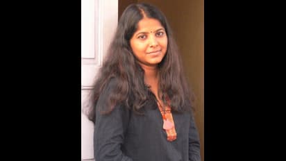 கையில் LGBT கொடி... வாயில் சிகரெட் உடன் ‘காளி’ - லீனா மணிமேகலையின் ஆவண பட போஸ்டரால் வெடித்த சர்ச்சை