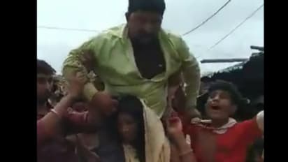 മധ്യപ്രദേശിൽ വിവാഹേതര ബന്ധം ആരോപിച്ച് ആദിവാസി സ്ത്രീക്ക് മർദ്ദനം, ഭർത്താവിനെ ചുമലിലേറ്റി നടത്തിച്ചു