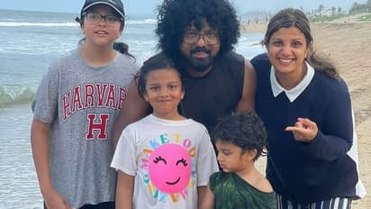 குடும்பத்துடன் பீச்சில் குதூகலமாக போஸ் கொடுத்த நடிகை ரம்பா!