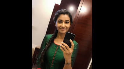 ஜெபமலராய் புன்னகையை தெறிக்கவிடும் பிரியா பவானி ஷங்கர்... 'யானை' ஷூட்டிங் அன்சீன் போடோஸில் அவ்வளவு அழகு!!