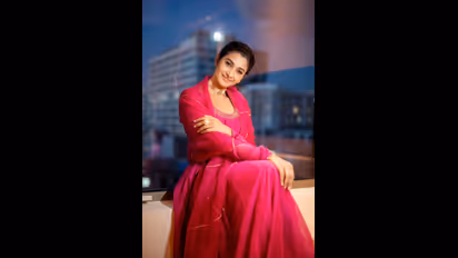 Priya Bhavani Shankar : மெல்லிய குட்டை உடையில் வெளிநாட்டு சூரியனோடு விளையாடும் பிரியா பவானி சங்கர்!