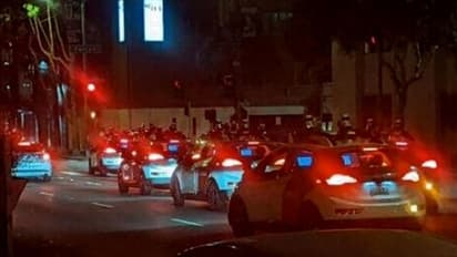 തെരുവുവളഞ്ഞ് ഒത്തുകൂടി ഡ്രൈവറില്ലാ ടാക്സികള്, പിന്നെ സംഭവിച്ചത്..