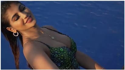 கிழிந்த பாவாடையில்.. முழு கால்களை காட்டி மூட் அவுட் செய்யும் யாஷிகா ஆனந்த்! அட்ராசிட்டி போட்டோஸ்..!