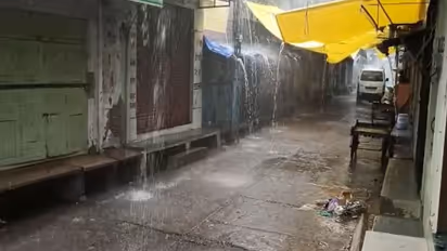 राजस्थान में बारिश का कहर: कहीं डूब गई गाड़ी तो कहीं सड़क बन गईं नदी, फोटो में देखें पानी-पानी हुआ रेगिस्तान