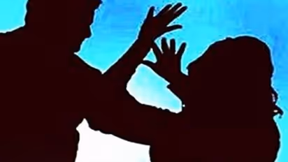 টোল প্লাজার মধ্যেই দুই মহিলার চুল ধরে মারামারি, নাসিকের ঘটনা এখন ভাইরাল