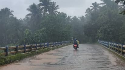 নিম্নচাপের জেরে কলকাতা ও দক্ষিণবঙ্গে কাটতে পারে বৃষ্টির খরা, সঙ্গে বইবে ঝোড়ো হাওয়া