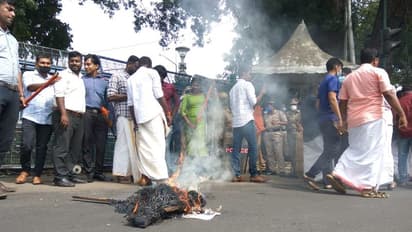   ഭരണഘടനയെ കുറിച്ച് വിവാദ പരാമര്‍ശം; മന്ത്രി സജി ചെറിയാന്‍റെ കോലം കത്തിച്ചു  