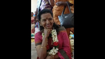 பாட்டி வயதிலும் பளீச் வெட்கம்... 80 வயது சஷ்டியப்த பூர்த்தி புகைப்படத்தை பகிர்ந்த தளபதியின் தந்தை எஸ்.ஏ.சி!!