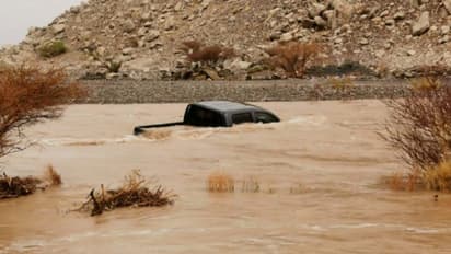 ഒമാനില് വെള്ളക്കെട്ടില് കാറിനുള്ളില് കുടുങ്ങിയ നാല് പേരെ രക്ഷിച്ചു