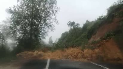 മൂന്നാറിൽ കാറ്റും മഴയും തുടരുന്നു, മണ്ണിടിഞ്ഞ് വീണ് കൊച്ചി-ധനുഷ്കോടി ദേശീയപാതയിൽ ഗതാഗത തടസ്സം