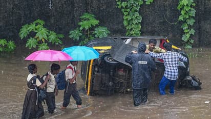 6 ತಾಸಲ್ಲಿ 30 ಸೆಂ.ಮೀ. ಮಳೆಗೆ ಮುಂಬೈ ತತ್ತರ: ರೈಲು ಸ್ಥಗಿತಗೊಂಡು ಹಳಿ ಮೇಲೆ 2 ಕಿ.ಮೀ. ನಡೆದ ಸಚಿವ