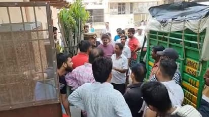 आगरा सामूहिक आत्महत्या: 15 साल पहले किया था प्रेम विवाह, घर में फंदे से लटकता मिला पति-पत्नी और बेटी का शव