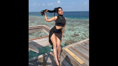 கால் அழகை தாராளமாக காட்டி... கிளாமர் உடையில் கிக் ஏற்றும் பேச்சிலர் நாயகி திவ்ய பாரதி!! கண்ணை கட்டும் ஹாட்!!