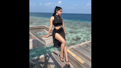 உள்ளாடை தெரிய அமர்ந்து கண்களை கலங்கடிக்கும் திவ்யபாரதி...