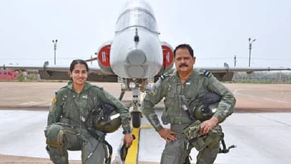 ഒരുമിച്ച് ചേർന്ന് യുദ്ധവിമാനം പറത്തി അച്ഛനും മകളും, ഇത് ചരിത്രമുഹൂർത്തം