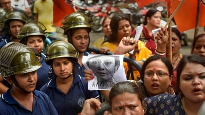 कंट्रोवर्सी के बाद फिर झुका ट्विटर, लीना का 'काली' पोस्टर वाला ट्वीट हटाया, जानें कब-कब हुआ ऐसा