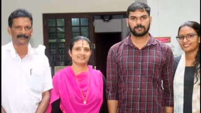 Lottery Winner :‍ ചങ്ങാതി കടം കൊടുത്ത 50 രൂപയുടെ വില ഒരു കോടി; കോടീശ്വരനായി ദിവാകരൻ