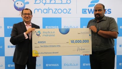 മഹ്സൂസിലൂടെ 10 മില്യന് ദിര്ഹം സമ്മാനം നേടിയ പ്രവാസി മലയാളി സമ്മാനത്തുക ഏറ്റുവാങ്ങി