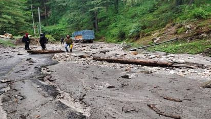कहीं आफत तो कहीं राहत: तस्वीरोंं में देखिए कुल्लु से लेकर मुंबई तक की बारिश 