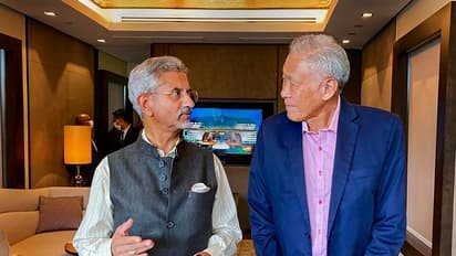 दुनिया की 8 बड़ी खबरें: सिंगापुर में विदेश मंत्री की मीटिंग, ब्रिटेन में बोरिस जानसन सरकार पर गहराया संकट