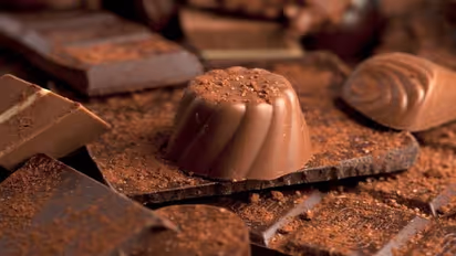 Difference between raw and processed chocolate, and their health benefits