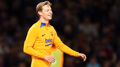 Barcelona sends Frenkie de Jong painful message amid Man United transfer link - Reports