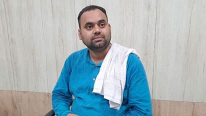 విద్యార్థులు చదువుకునేందుకు రాలేదని.. 23 లక్షల జీతాన్ని తిరిగిచ్చేసిన ప్రొఫెసర్..