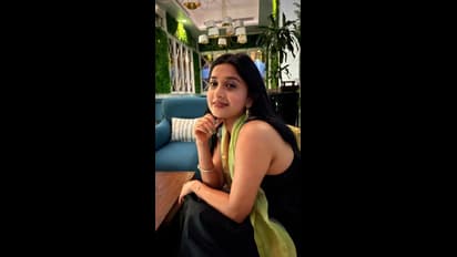 பேன்ட் போட மறந்துடீங்களா? சட்டை மட்டும் அணிந்து வாழைத்தண்டு கால்களை காட்டி வாயடைக்க செய்த மீரா ஜாஸ்மின்!