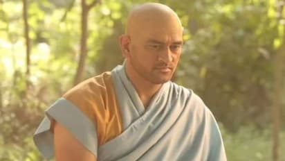 धोनी ने बाल मुंडवाकर पहन लिए थे बौद्ध भिक्षु वाले कपड़े, बदल लिया था धर्म! खूब वायरल हुई तस्वीर