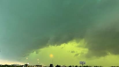 திடீரென்று பச்சை நிறமாக மாறிய வானம்.. என்னாச்சு..? பதறி அடித்து ஓடிய மக்கள்.. இணையத்தில் வைரலாகும் போட்டோ !!