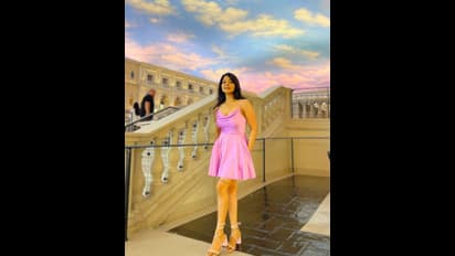 மனசுல அஞ்சலி பாப்பானு நினைப்போ... தம்மாத்துண்டு கவுனில் ஊர் சுற்றும் பிக்பாஸ் சாக்ஷி அகர்வால்!! 