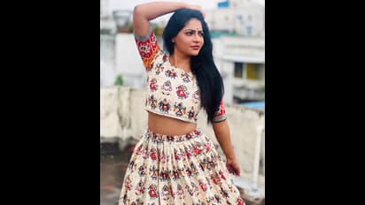 கிராப் டாப்பில்... இடையழகை லைட்டாக காட்டி சூடேற்றும் பிக்பாஸ் ரேஷ்மா..! கும்முனு கொடுத்த கியூட் போஸ்!!