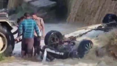 প্রবল জলের তোড়ে ভেসে গেল গাড়ি, মৃত্যু ৯ জনের- জীবিত অবস্থায় উদ্ধার ১