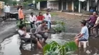 എത്ര പരാതി പറഞ്ഞിട്ടും കാര്യമില്ല, അവസാനം റോഡിലെ കുഴിയിൽ ഗോവൻ മോഡൽ പാർട്ടി നടത്തി നാട്ടുകാർ