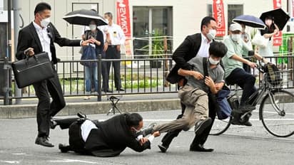 Japan former PM Shinzo Abe shot dead - கையில் துப்பாக்கியுடன் தீவிரவாதி போல் சுற்றித்திரிந்த கொலையாளி