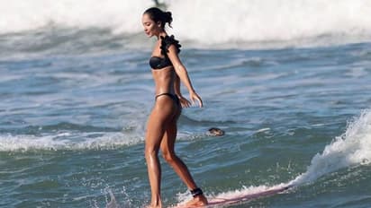 কালো রঙের সুইম ওয়ারে বালির সমুদ্রে আগুন লাগিয়ে দিয়েছেন লিসা হেডন