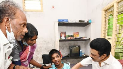 மாற்றுதிறனாளி சிறுவன் வீட்டிற்கு சென்ற முதலமைச்சர்.. அருகில் அமர்ந்து கனிவுடன் நலம் விசாரிப்பு..
