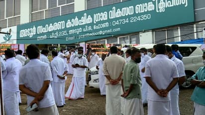 അടൂർ ബാങ്കിലെ കോൺഗ്രസ് - സിപിഎം കൂട്ടുകെട്ട്: അഞ്ച് കോൺഗ്രസ് നേതാക്കളെ പാർട്ടി ചുമതലയിൽ നിന്ന് നീക്കി