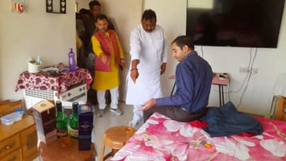 मनातू प्रखंड के बीडीओ को ड्यूटी के समय घर पर शराब पीते MLA ने पकड़ा, कार्यकर्ताओं ने किया बवाल