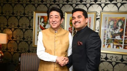 ഷിൻസോ ആബെ നെഞ്ചേറ്റിയ സുവര്ണ്ണ നിറമുള്ള നെഹ്റു ജാക്കറ്റ്