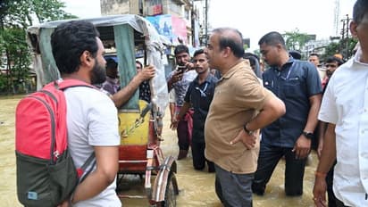 Assam floods: बाढ़ में खड़े CM की ये तस्वीर बयां कर रही कि असम ने कितना कुछ खोया, 40 हजार घर सत्यानाश हो गए