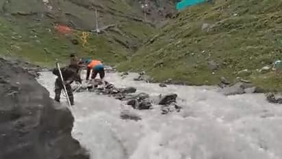 अमरनाथ हादसा: देवदूत बन सेना के जवान चला रहे बचाव अभियान, ध्रुव और Mi-17 हेलिकॉप्टर तैनात, देखें खास तस्वीरें