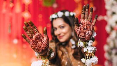 সবুজ রঙের বেনারসি লেহেঙ্গায় পায়েল রোহাতগির মেহেন্দির সাজ সাজ দেখে তাকে চোখে হারাচ্ছেন তার হবু বর 