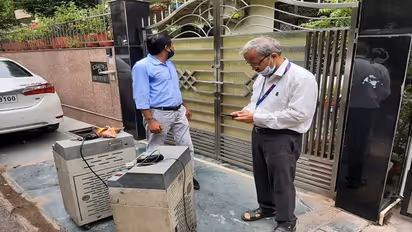 नोएडा में NBCC के पूर्व CGM डी के मित्तल पर IT का छापा, कैश मिलने पर परिजनों ने कागज दिखाने का किया दावा