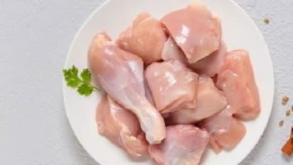 கோழியை இப்படி கழுவினால் உங்கள் சமையலறையில் கிருமிகள் பரவாது.. கண்டிப்பா தெரிஞ்சிகோங்க!